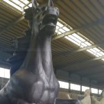 estátua de garanhão preto