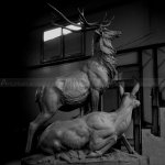 estátua de cervo em pé