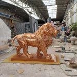 statue de lion d'or