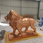 statue de lion d'or