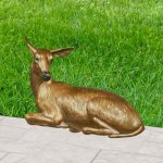 Escultura de Veado Deitado