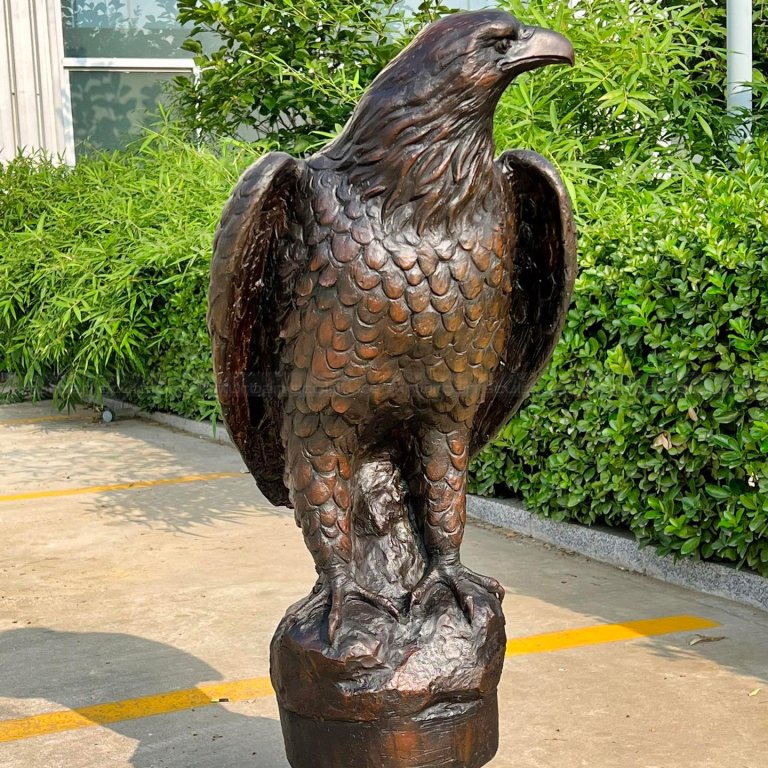 Statue d'aigle antique