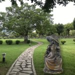 Statue de la fille à la cloche avec panier