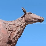 تمثال العنزة البرونزية