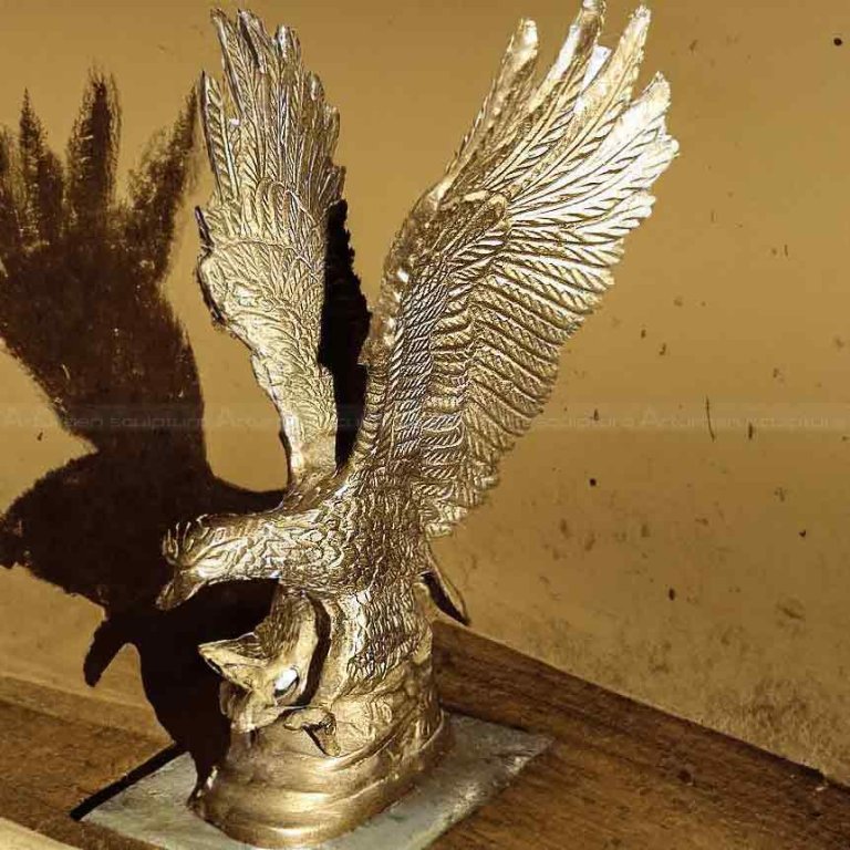 Escultura de águila de metal