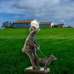 Scultura di ragazza che porta a spasso il cane