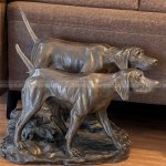 Escultura de perro de caza de bronce