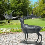 escultura de alce com cabeça erguida