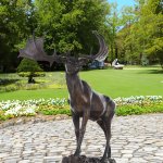 escultura de alce com a cabeça erguida