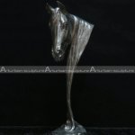 تمثال رأس حصان كبير