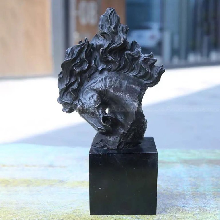 Estátua de Cabeça de Cavalo Preto
