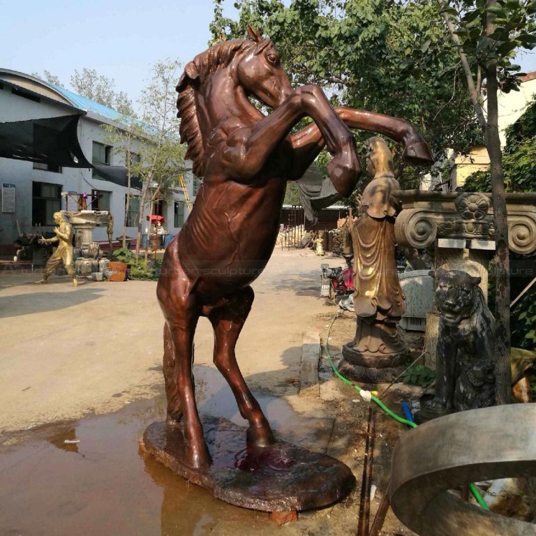 Estátua de Cavalo em Bronze em Pés