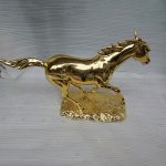 Estátua de Cavalo de Ouro