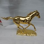 Estátua de Cavalo Dourado