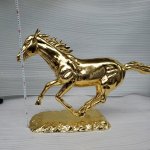 Estátua de Cavalo Dourado
