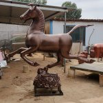 Enfeite de cavalo correndo