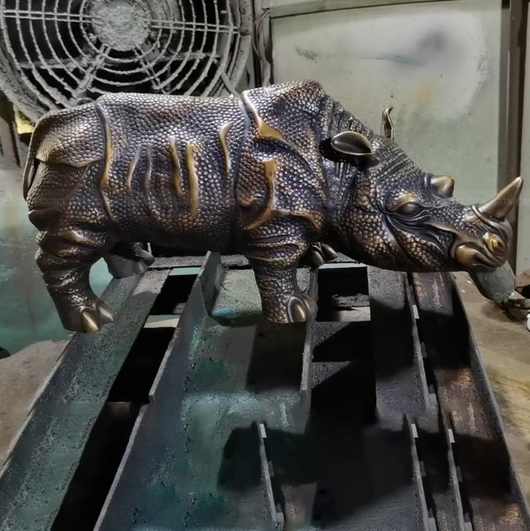 figurine de rhinocéros