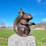 Escultura de Ardilla de Bronce