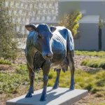 Estátua de Vaca em Pé