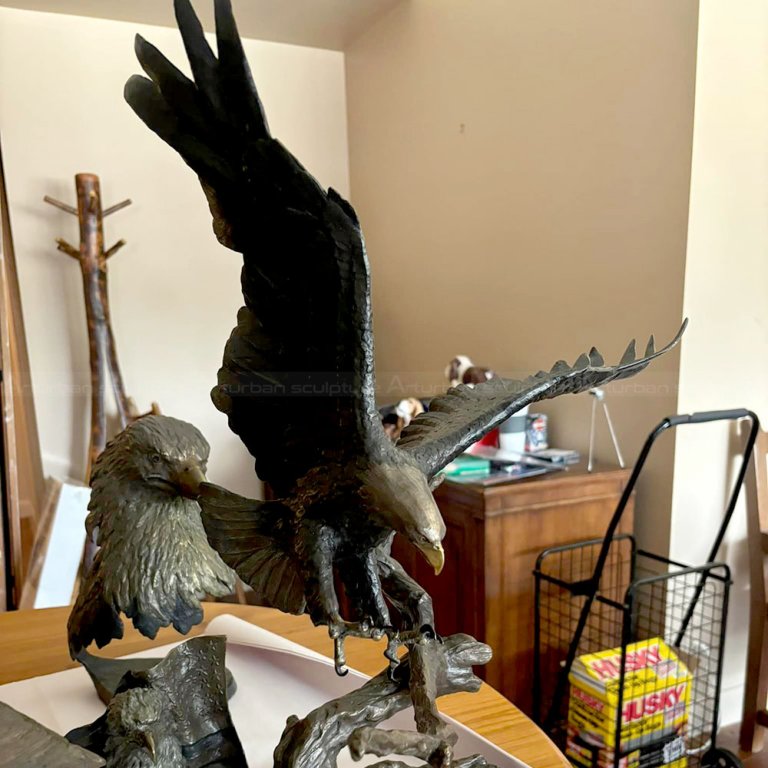 تمثال صقر أصلع أمريكي مصغر