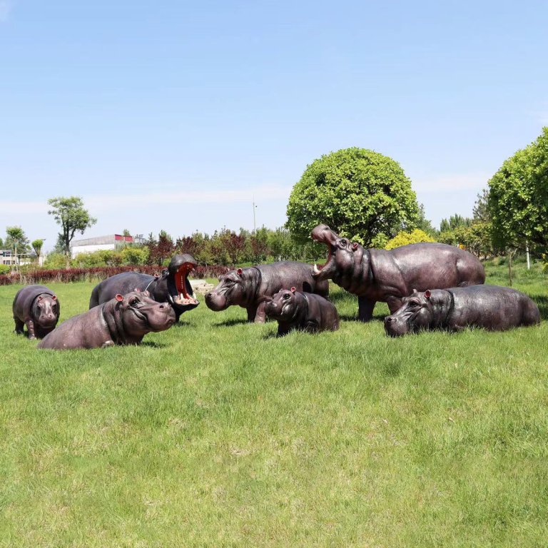 Nilpferd-Rasenskulptur