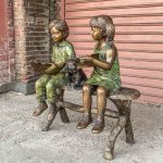 Estatua de jardín de niño, niña y perro