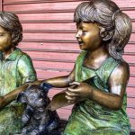 Estatua de jardín de niño, niña y perro
