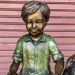 Estatua de jardín de niño, niña y perro