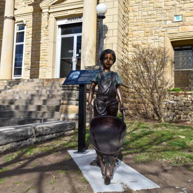 Estátua de Jardim de Menino com Carrinho de Mão