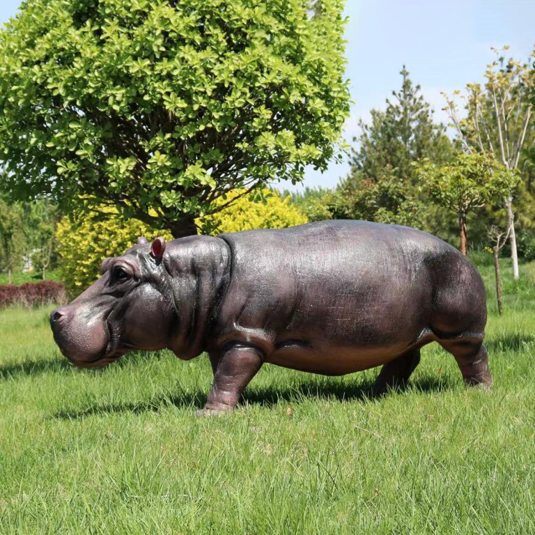 Lebensgroße Hippo-Statue