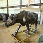 تمثال بقرة بالحجم الطبيعي