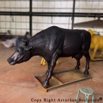 تمثال بقرة بالحجم الطبيعي