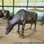 statue de vache paissant