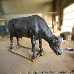 statue de vache paissant