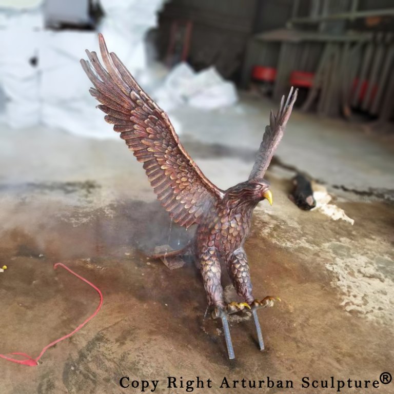 statua di aquila a grandezza naturale