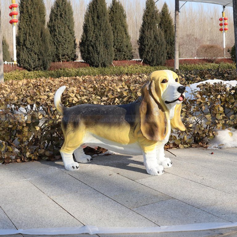 scultura in piedi di basset hound