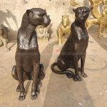 تمثال فهد برونزي جالس يتميز بوضعية متأهبة ومنتبهة