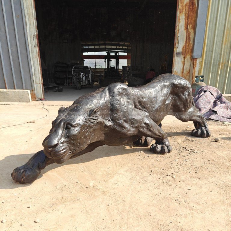 Estatua de Bronce de Jaguar Animal Agachado