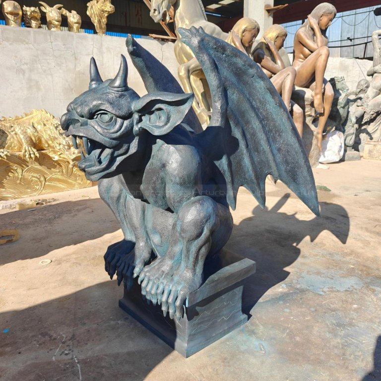Estatua de Jardín de Gárgola agachada con sus alas extendidas y expresión feroz