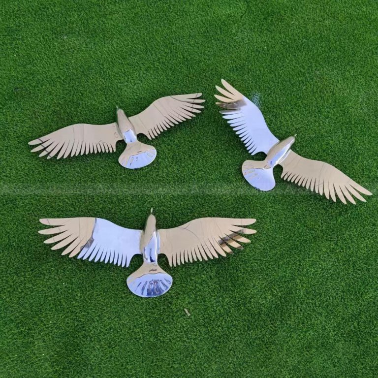 Spiegelblank polierte fliegende Taube als Garten-Dekor