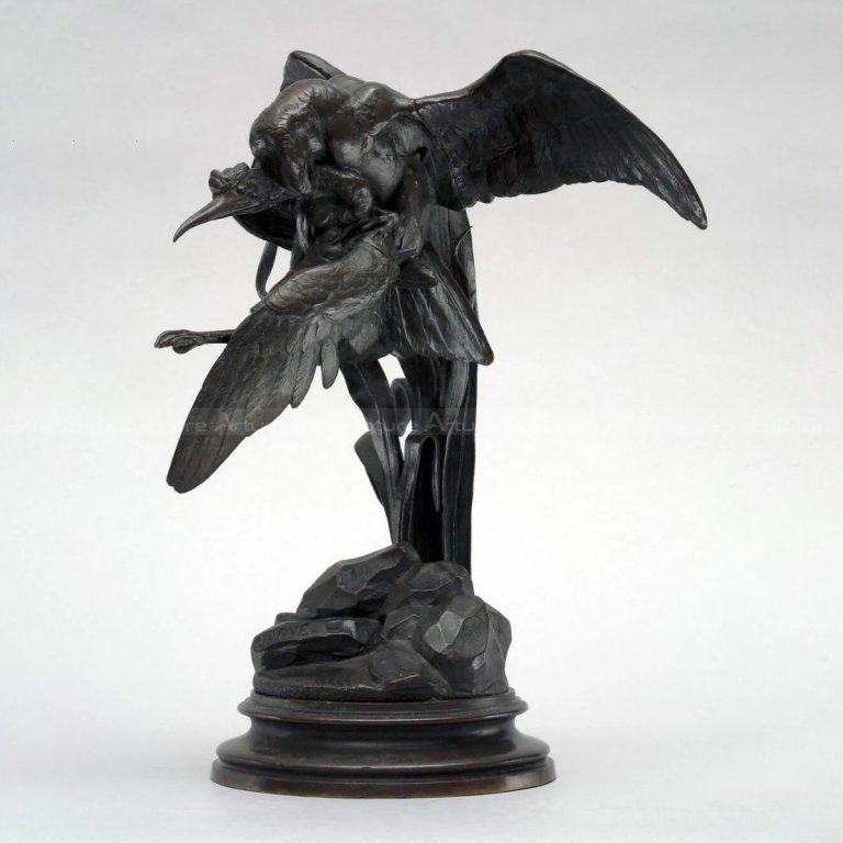 Greifvogel ergreift Reiher Statue Frontansicht