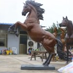 statua di cavallo in bronzo in posa impennata