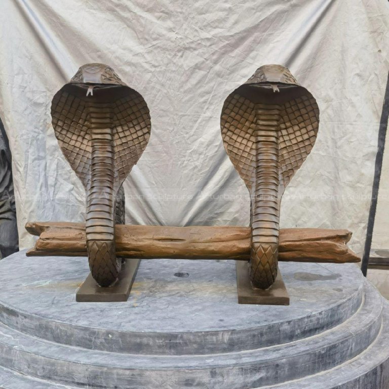 Estatua de Cobra Egipcia de Bronce con dos serpientes enrolladas