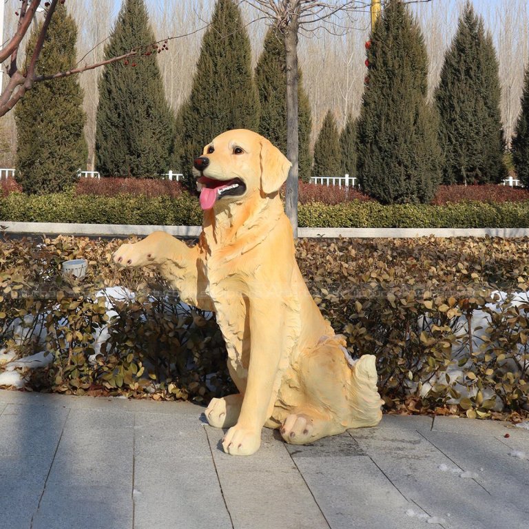 statua di golden retriever in resina con una zampa anteriore sollevata