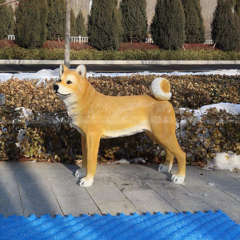 scultura di shiba inu in piedi