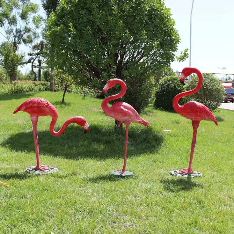 Garten 3 Flamingo-Statuen in verschiedenen Posen, darunter eine, die füttert