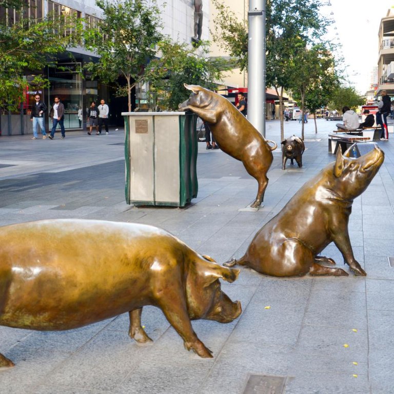 Sculpture en bronze 'A Day Out' représentant quatre cochons
