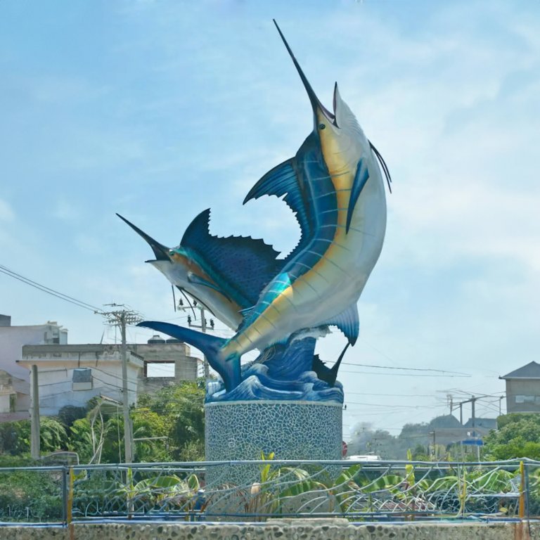 La statue en bronze de Marlin Bleu et Voilier les représente bondissant hors de l'eau
