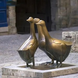 Bronze Goose Statue by François-Xavier Lalanne, featuring three geese's heads turned towards the same direction