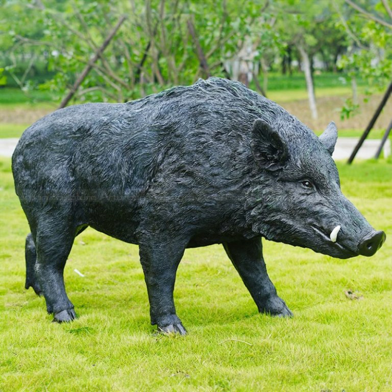 sculpture de cochon sauvage montrant un sanglier face à l'avant